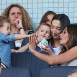 Sara Carbonero choca las manos con su hijo Martín en el partido Porto-Napolés