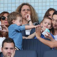 Sara Carbonero choca las manos con su hijo Martín en el partido Porto-Napolés