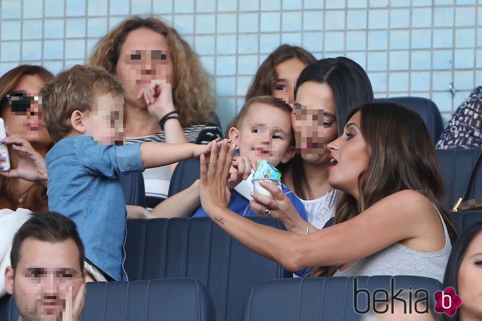 Sara Carbonero choca las manos con su hijo Martín en el partido Porto-Napolés