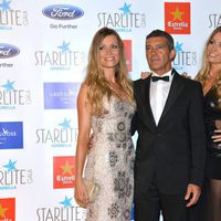 Antonio Banderas con las hermanas Nicole y Bárbara Kimpel en la Gala Starlite 2015