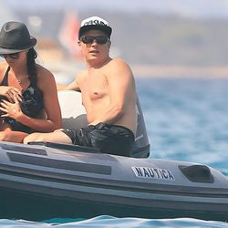 Kimi Raikkonen y Minttu Virtanen en una lancha en Ibiza