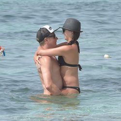 Kimi Raikkonen y Minttu Virtanen dándose un chapuzón en Ibiza