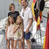 Los Reyes Felipe y Letizia y sus hijas en el Aifos en el Náutico de Palma