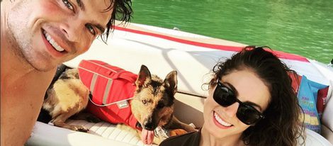 Ian Somerhalder y Nikki Reed junto a su perro dando un paseo en barca