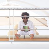 Oprah Winfrey, leyendo en sus relajadas vacaciones