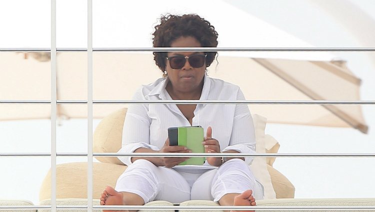 Oprah Winfrey, leyendo en sus relajadas vacaciones