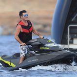 Simon Cowell en una moto de agua en Ibiza