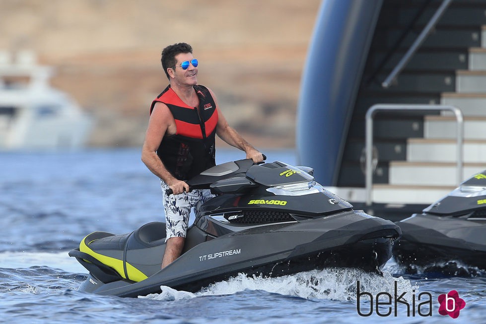 Simon Cowell en una moto de agua en Ibiza