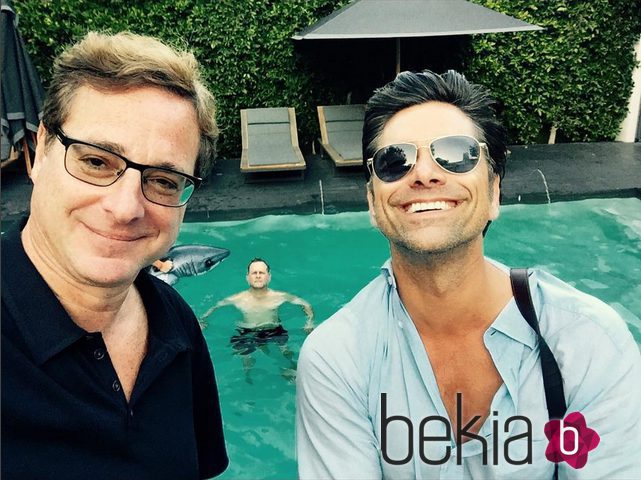 Bob Saget y John Stamos, felices y sonrientes en una barbacoa