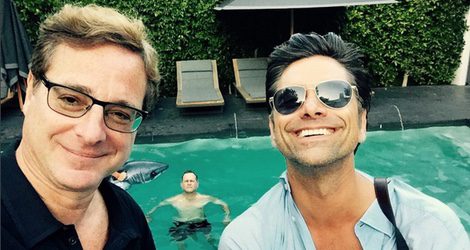 Bob Saget y John Stamos, felices y sonrientes en una barbacoa