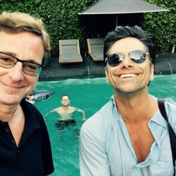 Bob Saget y John Stamos, felices y sonrientes en una barbacoa