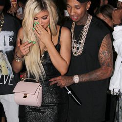 Tyga acompaña a Kylie hasta su regalo