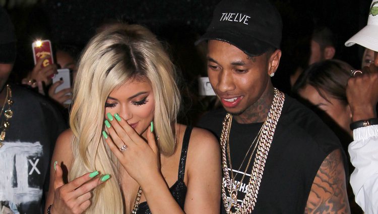 Tyga acompaña a Kylie hasta su regalo