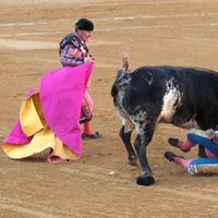 Fran Rivera en el momento de su cogida en la plaza de toros de Huesca