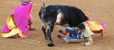 Fran Rivera en el momento de su cogida en la plaza de toros de Huesca