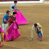 El Fandi y Padilla socorren a Fran Rivera tras ser corneado en Huesca