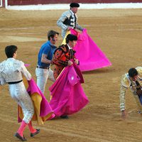 El Fandi y Padilla socorren a Fran Rivera tras ser corneado en Huesca