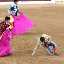 Fran Rivera intenta levantarse tras ser corneado en Huesca