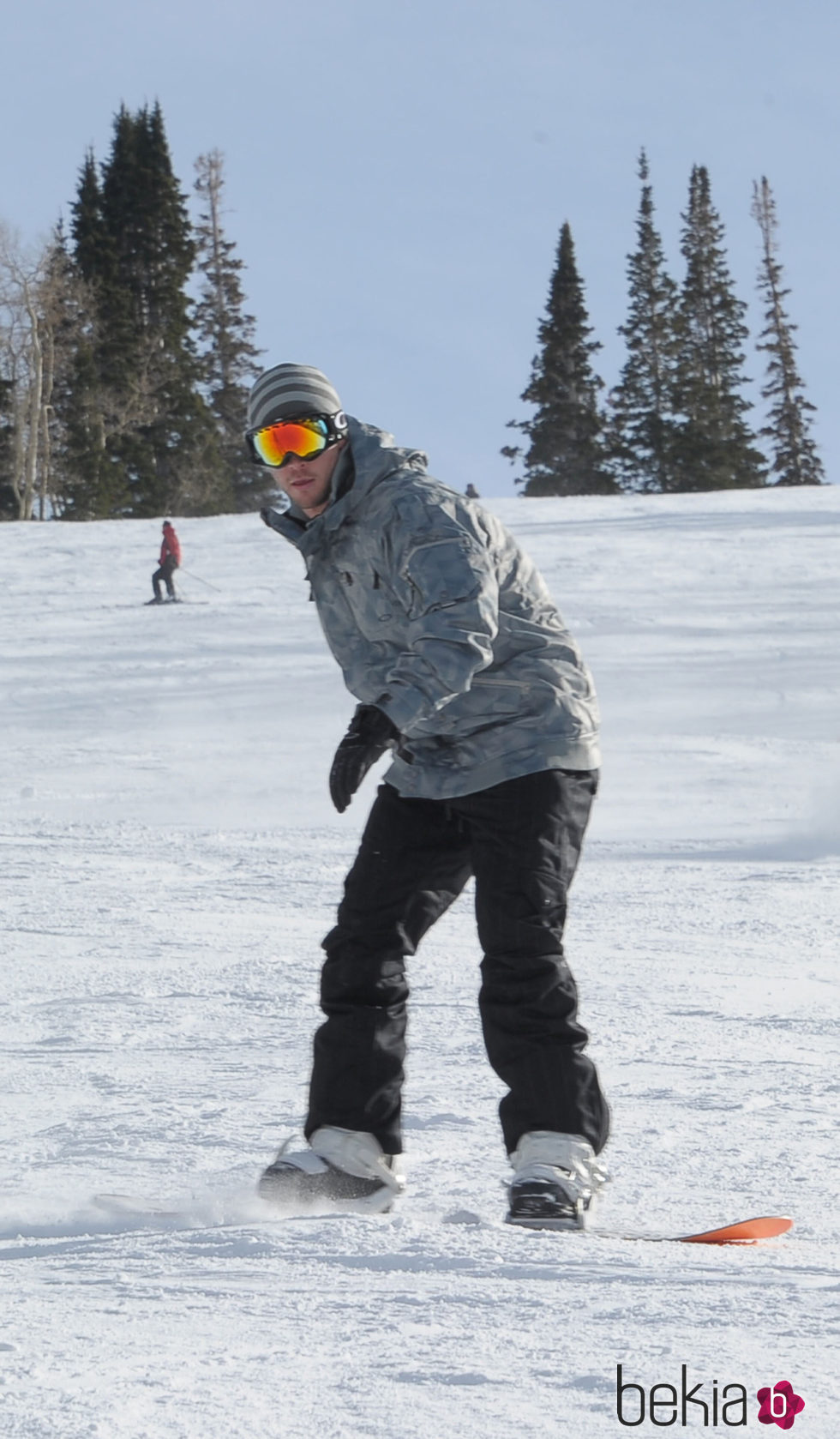 Chris Hemsworth haciendo snow