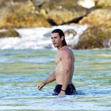 Chris Hemsworth luciendo músculos durante sus vacaciones en St Barts