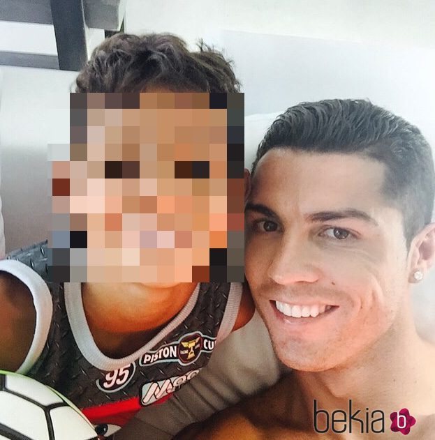 Cristiano Ronaldo y su hijo Cristiano Junior en su casa del lago de Gerês