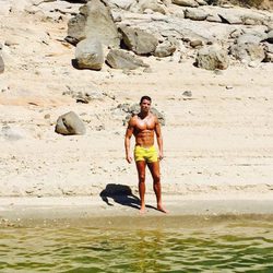 Cristiano Ronaldo con el torso desnudo en el lago de Gêres