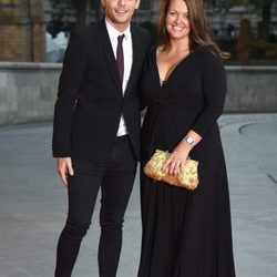 Louis Tomlinson y su madre Johannah Deakin en la alfombra roja