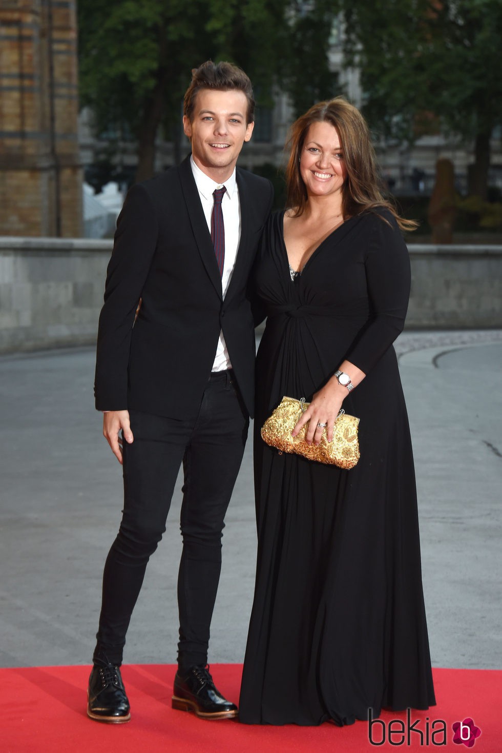 Louis Tomlinson y su madre Johannah Deakin en la alfombra roja