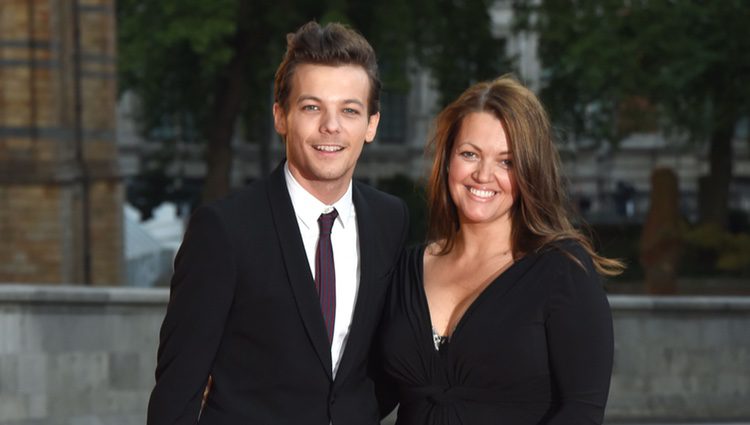 Louis Tomlinson y su madre Johannah Deakin en la alfombra roja