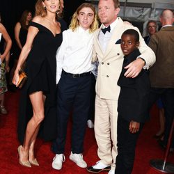 Guy Ritchie, Jacqui Ainsley, Rocco y David en la premiere de 'Operación U.N.C.L.E.'