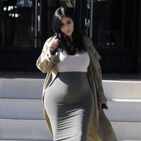 Kim Kardashian luce embarazo con un ajustado vestido