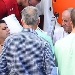 Fran Rivera, muy dolorido junto a José María García en el Hospital Quirón de Zaragoza