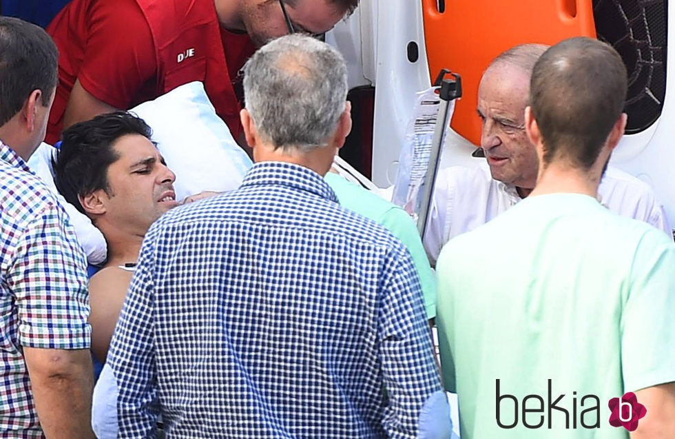 Fran Rivera, muy dolorido junto a José María García en el Hospital Quirón de Zaragoza