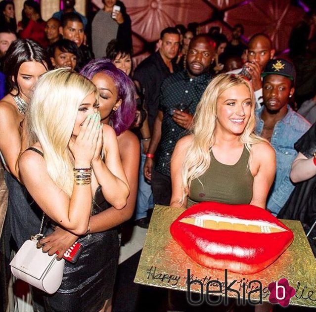 Kylie Jenner, sorprendida por su tarta de cumpleaños