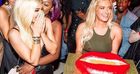 Kylie Jenner, sorprendida por su tarta de cumpleaños