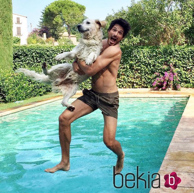 Andrés Velencoso se tira a la piscina con su perro Herry