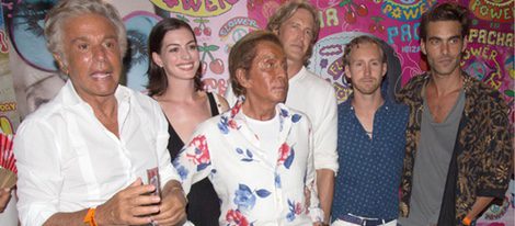 Anne Hathaway, Valentino, Adam Shulman y Jon Kortajarena en la fiesta Flower Power 2015 de Ibiza