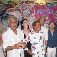 Anne Hathaway, Valentino, Adam Shulman y Jon Kortajarena en la fiesta Flower Power 2015 de Ibiza