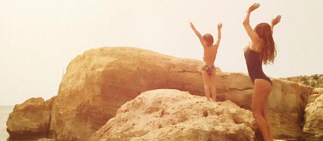 Elena Tablada y su hija Ella en unas rocas en Ibiza