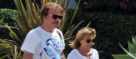 María Teresa Campos y Bigote Arrocet paseando por Marbella