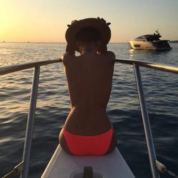 Chenoa en topless en un barco