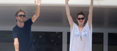 Anne Hathaway y su marido Adam Shulman saludando a bordo del yate