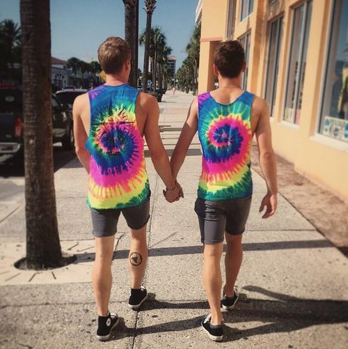 Tom Daley y su novio Dustin Lance Black cogidos de la mano 