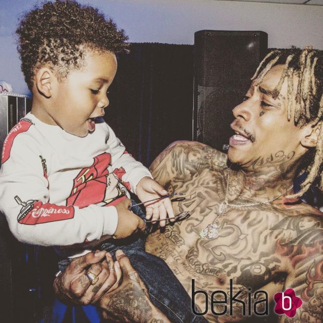 Wiz Khalifa con su hijo Sebastian Taylor en brazos