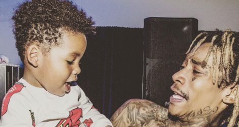 Wiz Khalifa con su hijo Sebastian Taylor en brazos