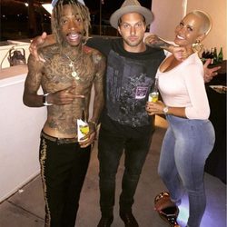 Ryan Hansen junto a Amber Rose y Wiz Khalifa en el backstage