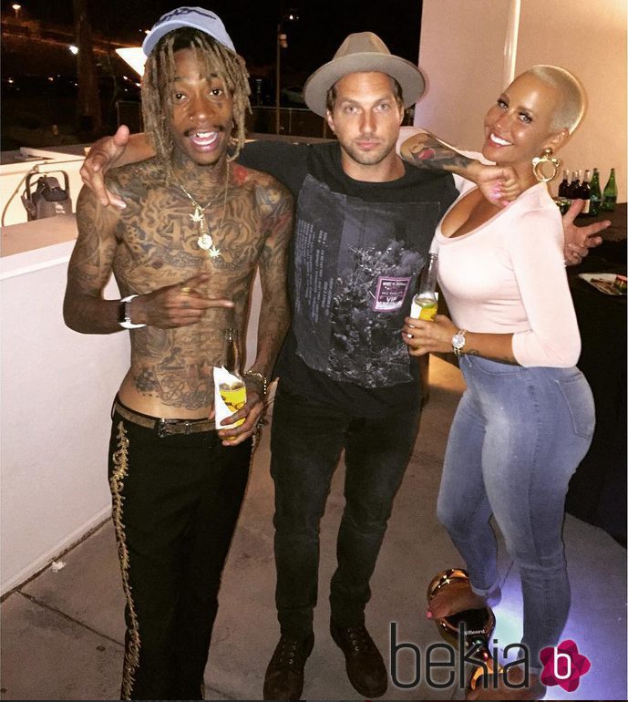 Ryan Hansen junto a Amber Rose y Wiz Khalifa en el backstage