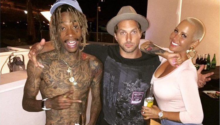 Ryan Hansen junto a Amber Rose y Wiz Khalifa en el backstage