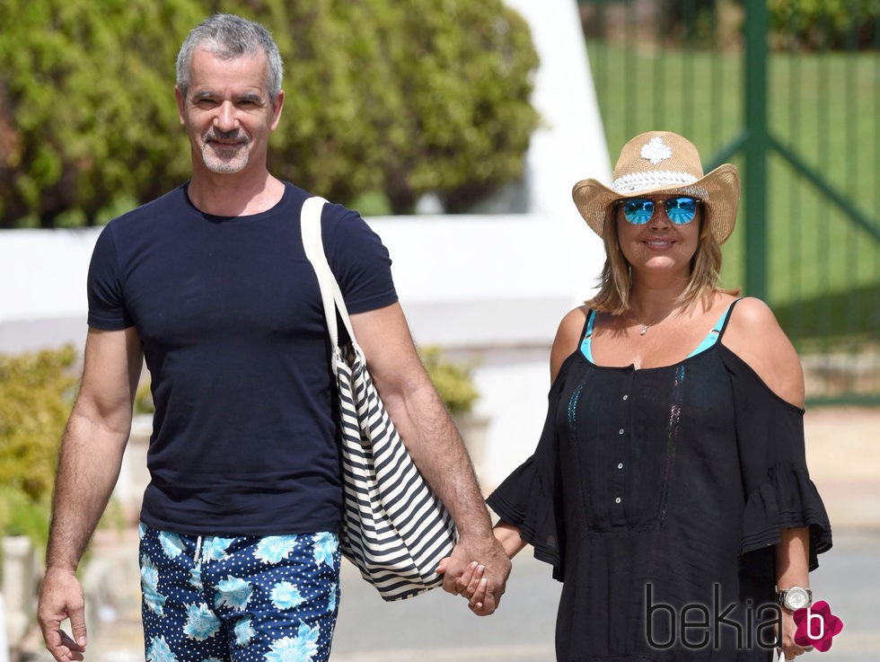 Terelu Campos y José Valenciano cogidos de la mano en Marbella