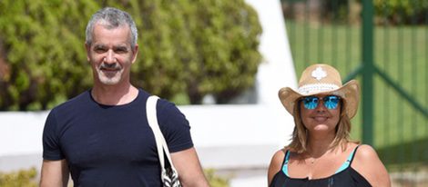 Terelu Campos y José Valenciano cogidos de la mano en Marbella